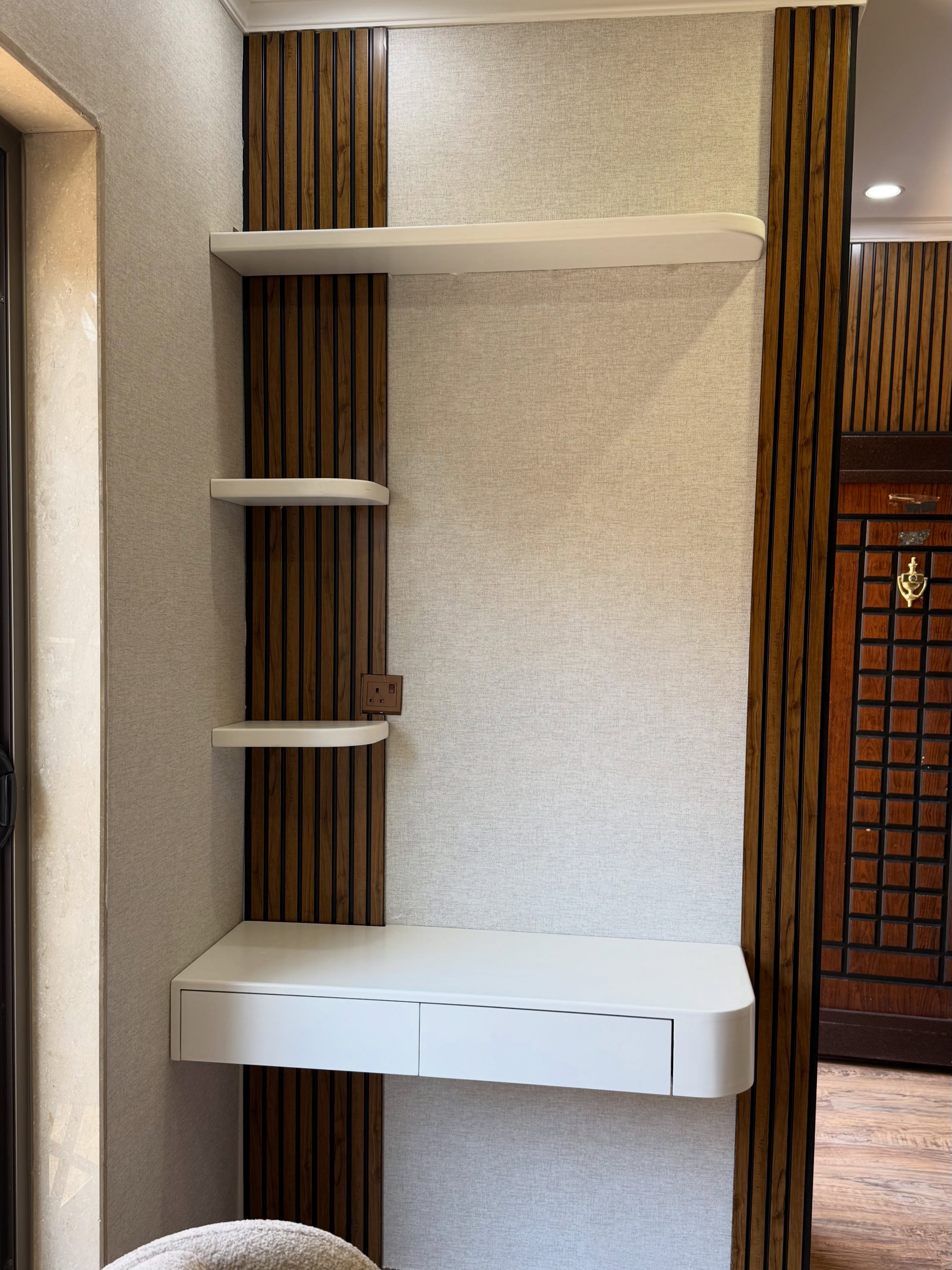 Entryway console with floating shelves and slatted panelling