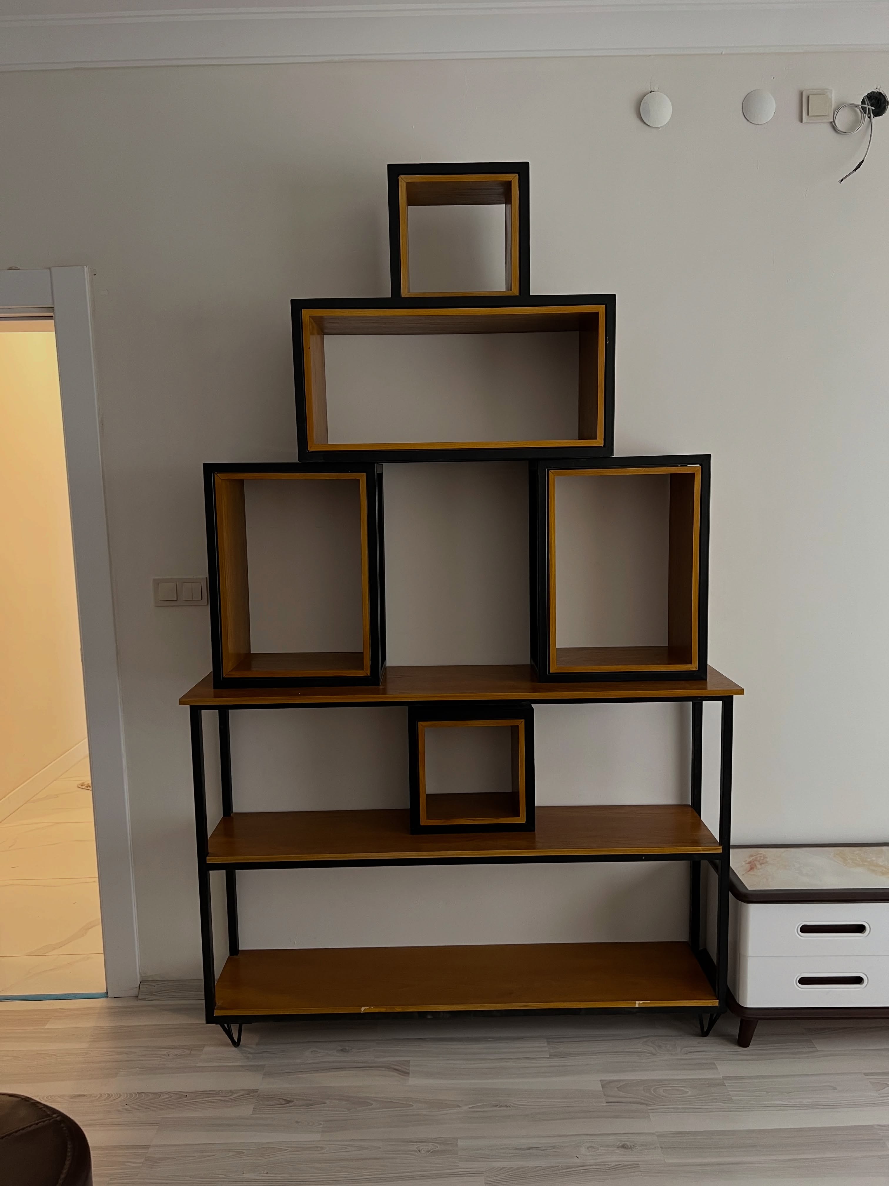 Freestanding geometric shelving unit
